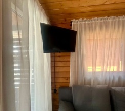 Коттедж с балконом и с красивым видом из окна в Хвоя Cottage House