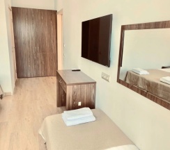 Четырёхместный номер Comfort с балконом в Mersini Hotel