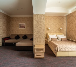 Полулюкс с двуспальной кроватью и диваном в Kravt Sadovaya Hotel