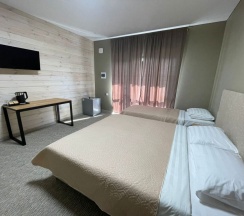 Трёхместный номер Classic с балконом в Абаза