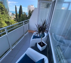 Трехместный номер с открытым балконом и боковым видом на море в Joy apartments