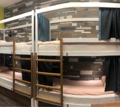 Кровать в общем четырехместном номере для женщин в Рокет