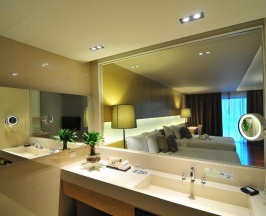 Четырёхместный номер Sunset Deluxe с балконом и с видом на бассейн в Phuket Graceland Resort And Spa
