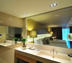 Четырёхместный номер Sunset Deluxe с балконом и с видом на бассейн в Phuket Graceland Resort And Spa