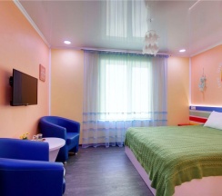 № 16 АГЕНТ 007,  № 17 ХИППИ, № 18  ШОКОЛАД.  Двухместный улучшенный номер с двуспальной кроватью в Smile