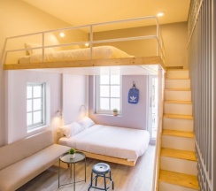 Семейный люкс с балконом в Nornyaowarat Hostel