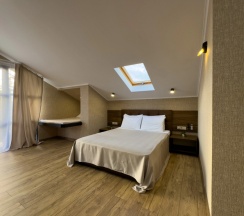 Трёхместный номер Супериор Плюс c 1 комнатой с балконом и с красивым видом из окна в Aimara