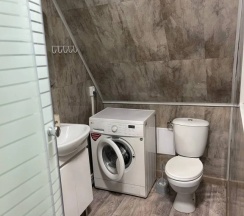 Коттедж с балконом и с красивым видом из окна в Гора U Дачи