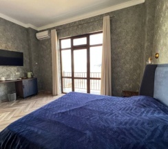 Двухместный люкс с балконом и с панорамным видом на море двуспальная кровать в Blacksea