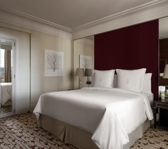 Номер Гранд Премьер Кинг в Four Seasons Hotel Moscow