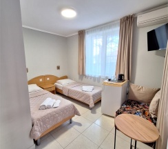 "КЛАССИК 5" Стандартный двухместный номер с раздельными односпальными кроватями и диваном на 1 этаже в Цитрус