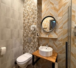 Улучшенный  номер с одной кроватью размером Queen Size без окна (Отель Мёд) №8 в Мёд & Маяк