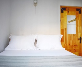 Двухместный номер с общей ванной комнатой “Эрнест” в Bookcase Hotel&Hostel