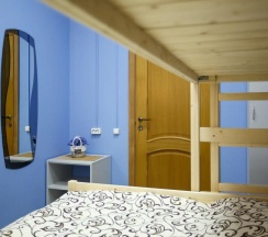 Номер эконом семейный с 1 односпальной и 1 двухъярусной кроватями в I hostel