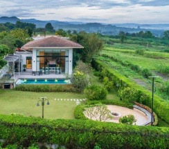 Двухместная вилла с видом на горы двуспальная кровать в The Private Pool Villas at Civilai Hill Khao Yai