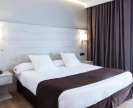 Двухместный номер с видом на бассейн двуспальная кровать в Hotel Helios Lloret