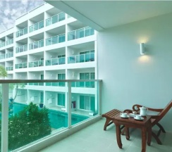 Двухместный номер Superior с видом на бассейн двуспальная кровать в Chanalai Romantica Resort Kata Beach - Adults Only