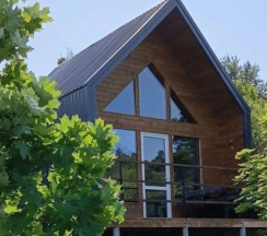 Коттедж с балконом и с красивым видом из окна в Garden hills