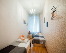 Ложа с двумя односпальными кроватями и санузлом на этаже в Belinsky