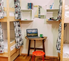 Верхняя кровать в общем номере для женщин в Outdoor
