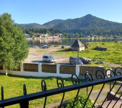 Улучшенный семейный номер с двуспальной или 2 односпальными кроватями с видом на озеро в Замок