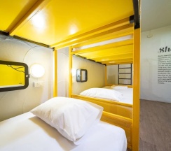 Кровать в общем номере в Monkey Dive Hostel Khaolak