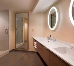 Четырёхместный номер Standard с видом на бассейн 2 отдельные кровати в Aloft Scottsdale