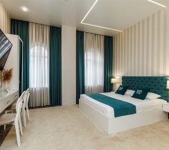 Люкс с кроватью размера «king-size» в Чеховъ