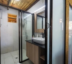 Кровать в общем номере в Club Fiji Resort