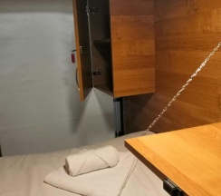 Brown capsules - Нижнее спальное место в общей комнате для мужчин и женщин (4 капсулы) в Mariel