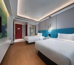 Четырёхместный семейный номер Standard с видом на город в Jinglai Hotel Jing'an District Store