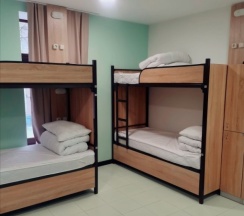 Кровать в мужском пятиместном смежном номере в Танский