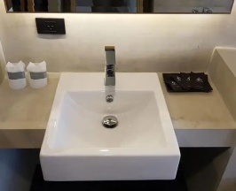 Двухместный Aurico Superior Over the Pool с балконом двуспальная кровать в Aurico Kata Resort & Spa