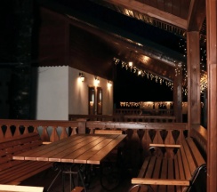 Шале c террасой с балконом в Moon House