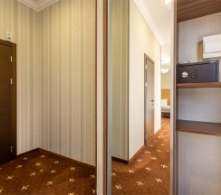 Номер первой категории "Улучшенный комфорт с балконом" в Mari