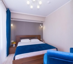 Двухместный полулюкс (Главный корпус) с 2 комнатами с балконом двуспальная кровать в Литфонд