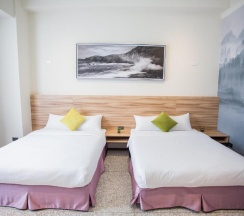Четырёхместный номер Standard в Rainbow Hotel