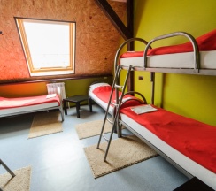 Кровать в общем номере с красивым видом из окна в HostelCity 57