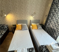 Трехместный номер стандарт с открытым балконом и боковым видом на море в Joy apartments