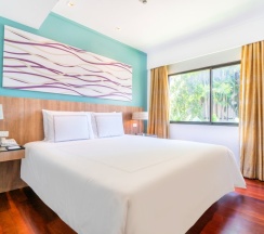 Четырёхместный люкс с террасой с 2 комнатами в Отель Radisson Resort and Suites Phuket
