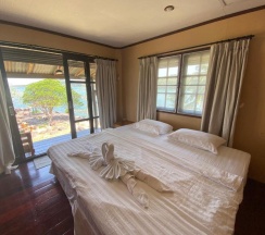 Двухместное бунгало с видом на море двуспальная кровать в Kinnaree Resort Koh Kood
