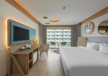 Двухместный номер Premier с балконом двуспальная кровать в Andaman Embrace Patong