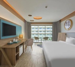 Двухместный номер Premier с балконом двуспальная кровать в Andaman Embrace Patong