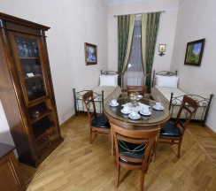 Четырехместный номер люкс с видом на монастырь в Покровская