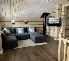 Коричневый дом с видом на озеро в Forrest Lodge Karelia