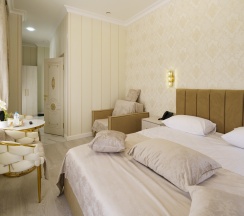 Люкс двуспальная кровать + кресло в Lazy land