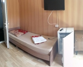 Комната стандарт с 1 односпальной и 1 двуспальной кроватью в Гостевой дом