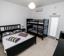 203 - Четырехместный номер с балконом и боковым видом на море в Азов Инн