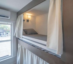 Кровать в общем номере в Burlington Hostel