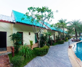Двухместный номер Deluxe с видом на бассейн двуспальная кровать в The Green Beach Resort